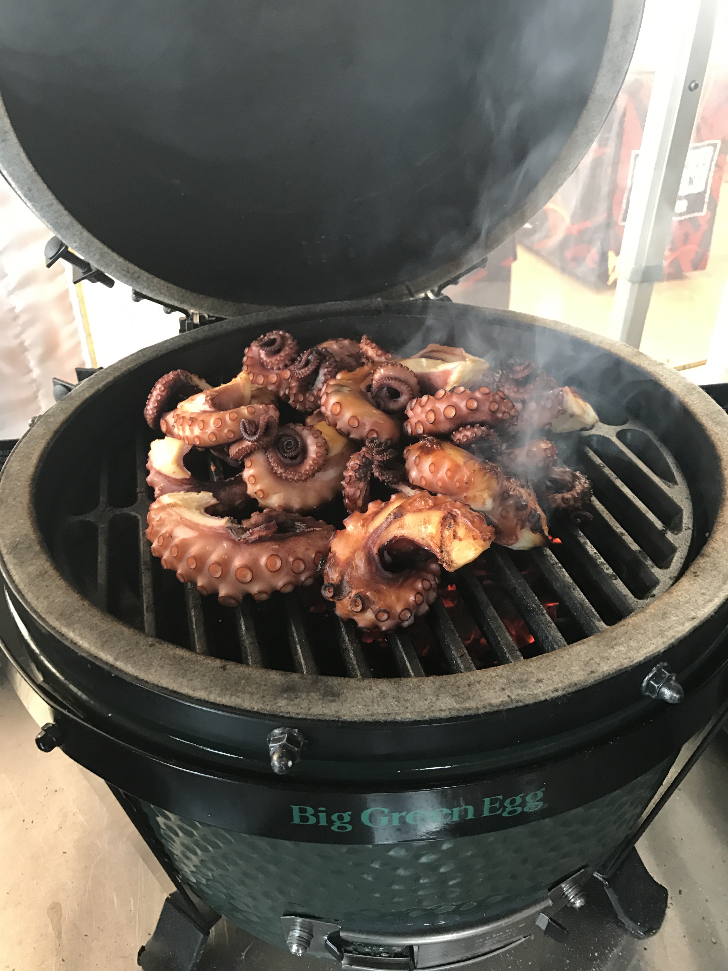 Pulpo auf dem Keramik-Grill